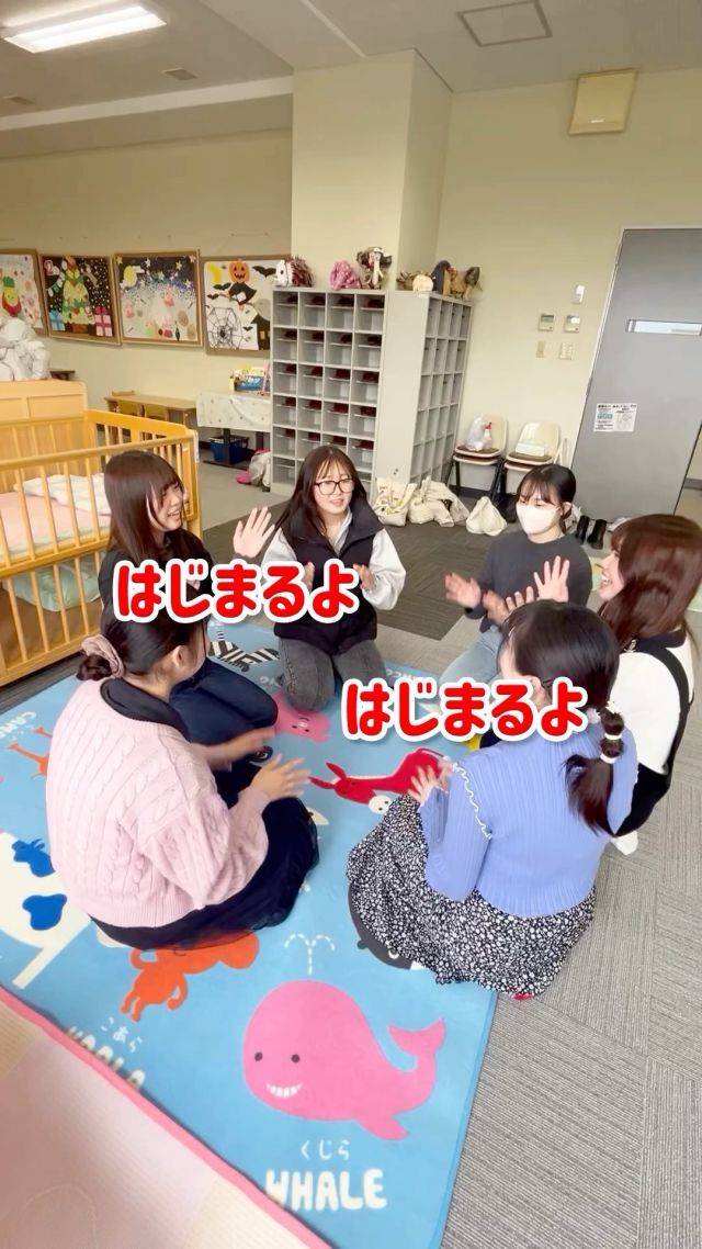 新年度が始まりました✨

新2回生が、「はじまるよ　はじまるよ」の手あそびを、練習していました👐

手あそびあるあるですが、1番から5番にいくにつれ、なぜかどんどん速くなっていきます😅

それでも手が付いていくのは、2回生ならでは！

6月の幼稚園実習に向けて、着々と準備を進めています。

#京都文教短期大学 #京都文教 #京都 #文教 #短大 #短大生 #短大生活 #幼児教育学科 #幼児教育 #教育 #幼稚園教諭 #保育 #保育士 #幼児 #子ども #キャンパス #男女共学 #男女共学で保育を学ぶなら　#自然豊かなキャンパス #宇治 #宇治キャンパス #手あそび #はじまるよはじまるよ